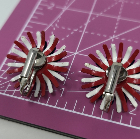 VINTAGE DEMI PARURE RED WHITE & BLUE STARBURST ENAMEL BROOCH CLIP ON EARRINGS - Picture 11 of 13